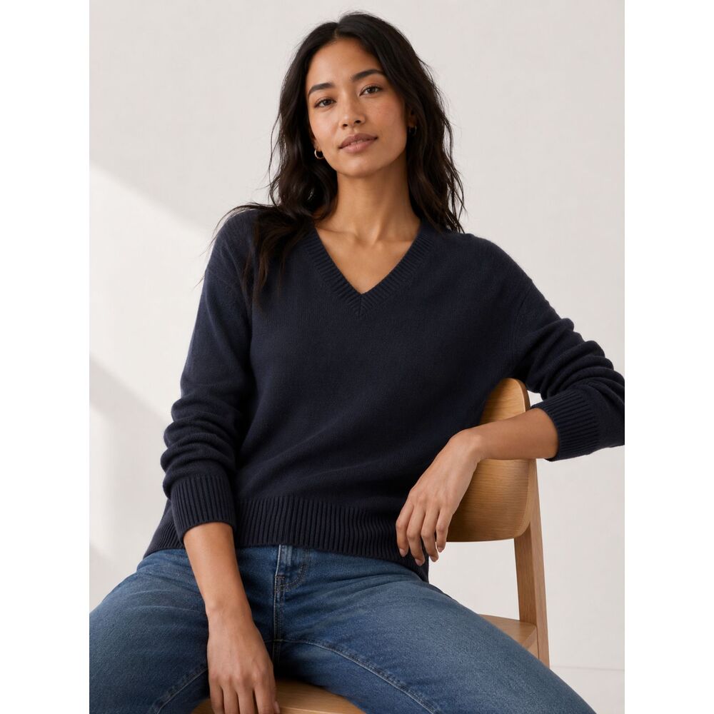 💙 GAP Luxe Navy V-Neck Sweater – Size Medium